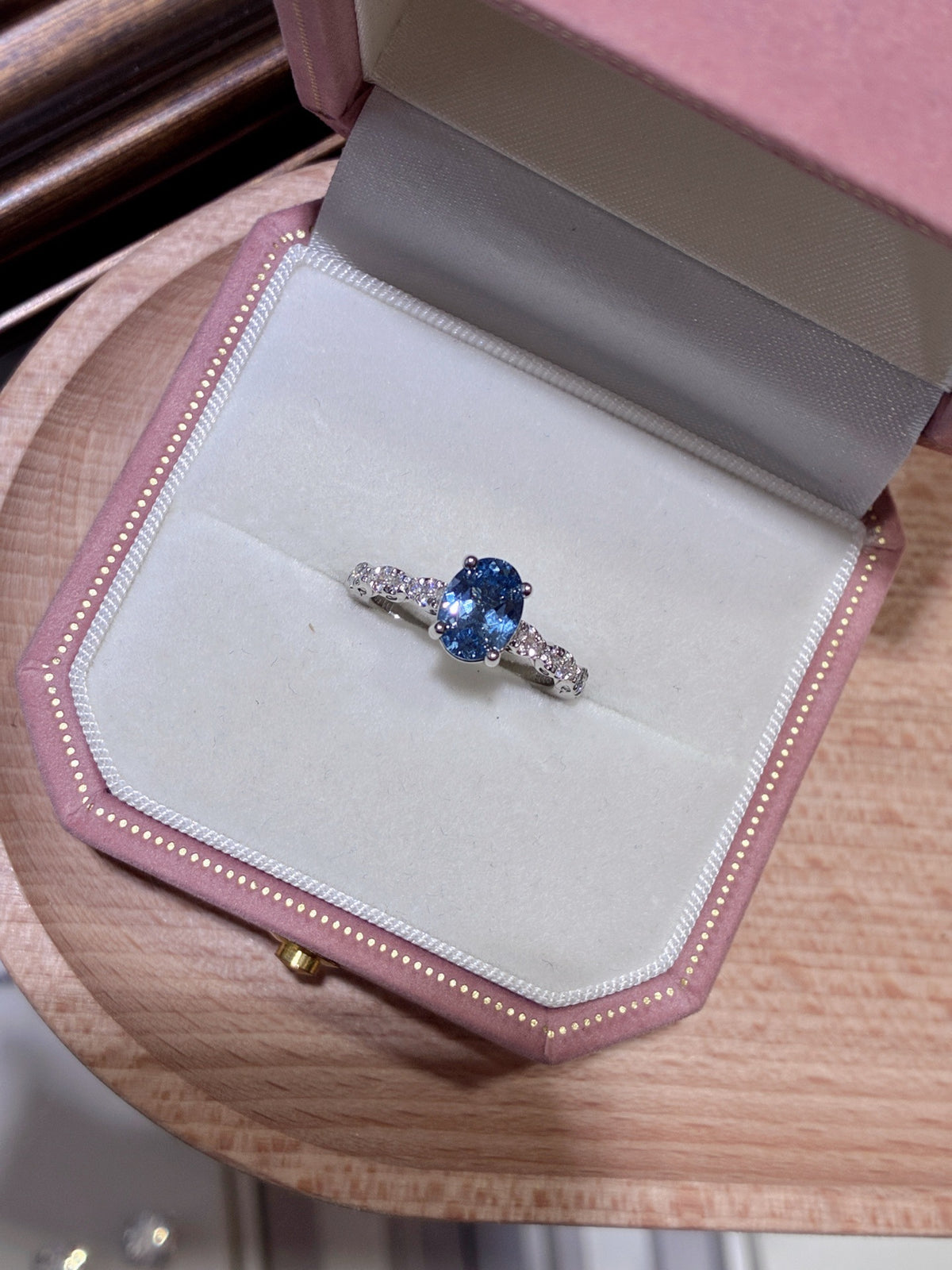 1.5 Carat Oval Lab-Grown Paraiba & Moissanite Ring 925 sterling silver, detail view
