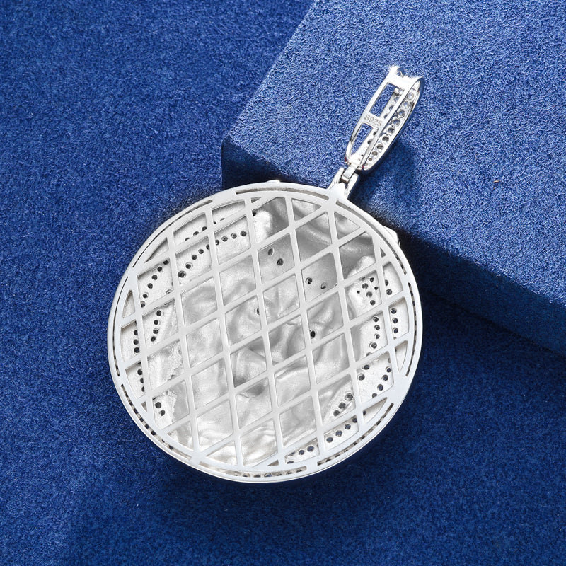 Back view of the crown lion moissanite pendant