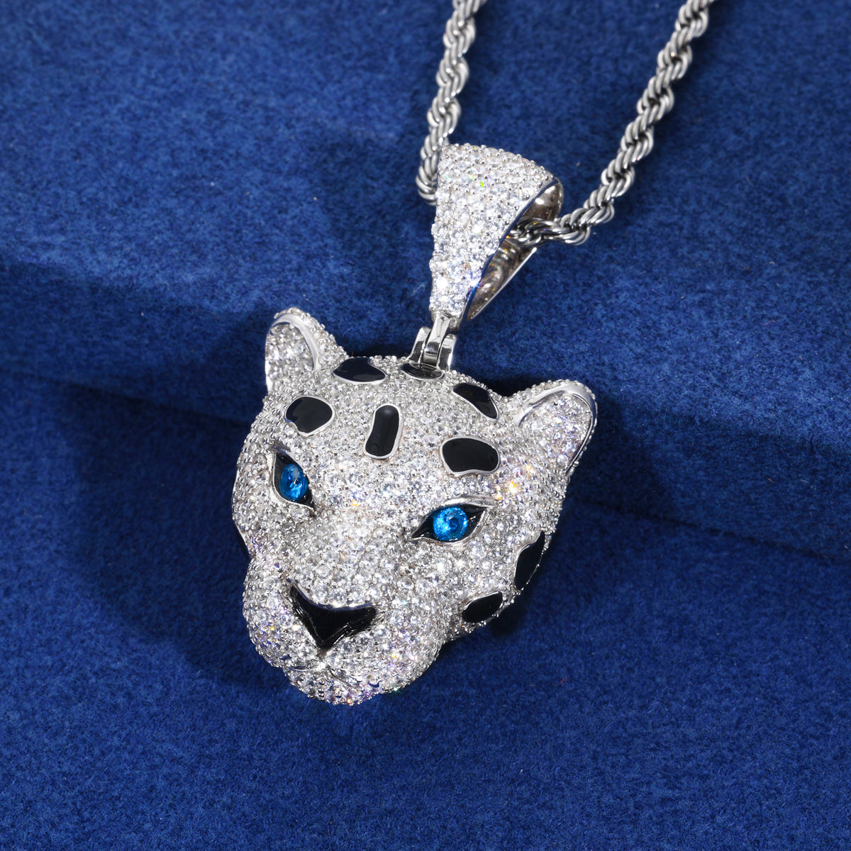 3D Leopard Head Moissanite Pendant close-up